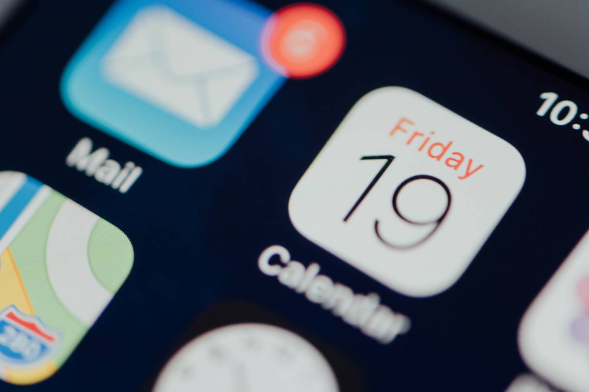 daily planner app showing a balanced schedule with work blocks, breaks, and wellness reminders